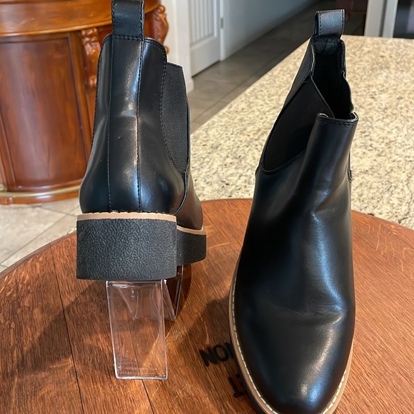 H&M Divided ankle boot. Rubber 1.5” platform sole. Pull on with pulls. Look new! - Picture 4 of 8